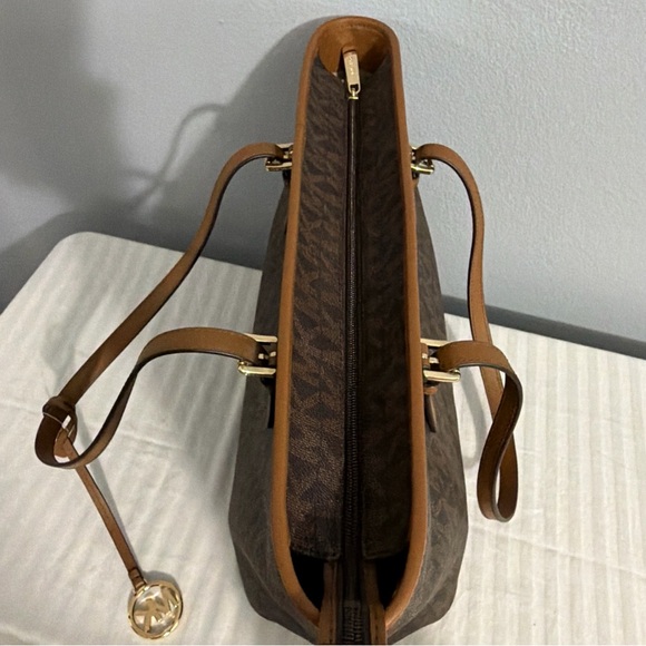 NWT Michael Kors Jet Set Medium Carryall Saffismo Brown Signature Tote Bag NWT - Picture 6 of 16